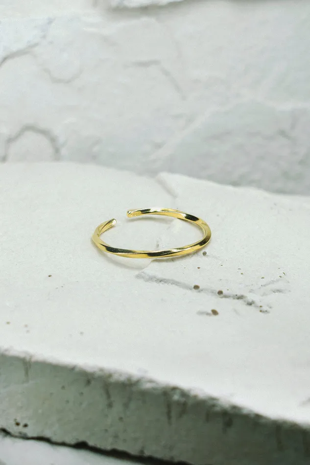 Kty Rings Little Twisted Bar Multisize Ring Gold