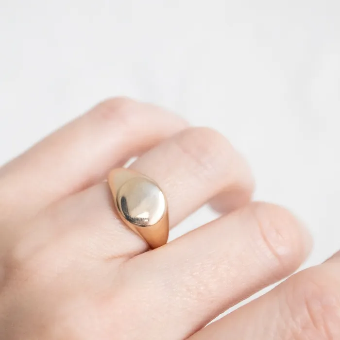 Rings ESQUELETO Essentials Round Gold Signet Ring