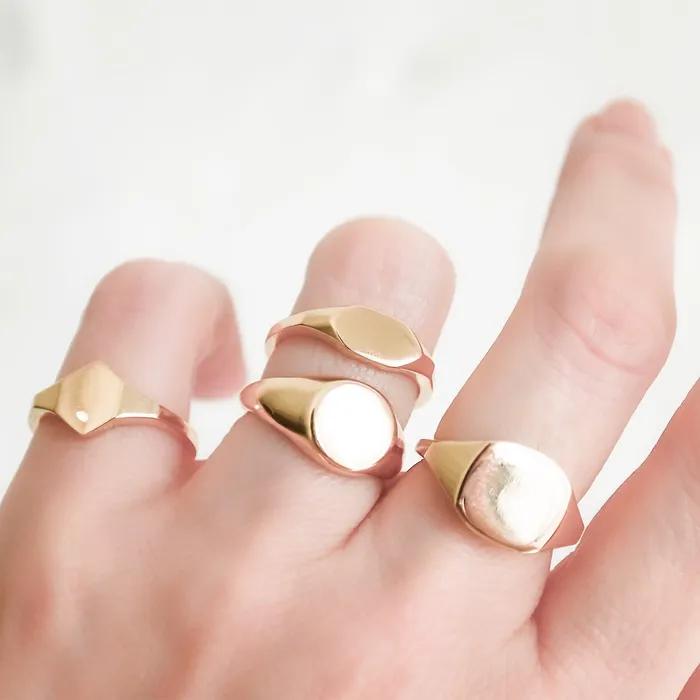 Rings ESQUELETO Essentials Round Gold Signet Ring