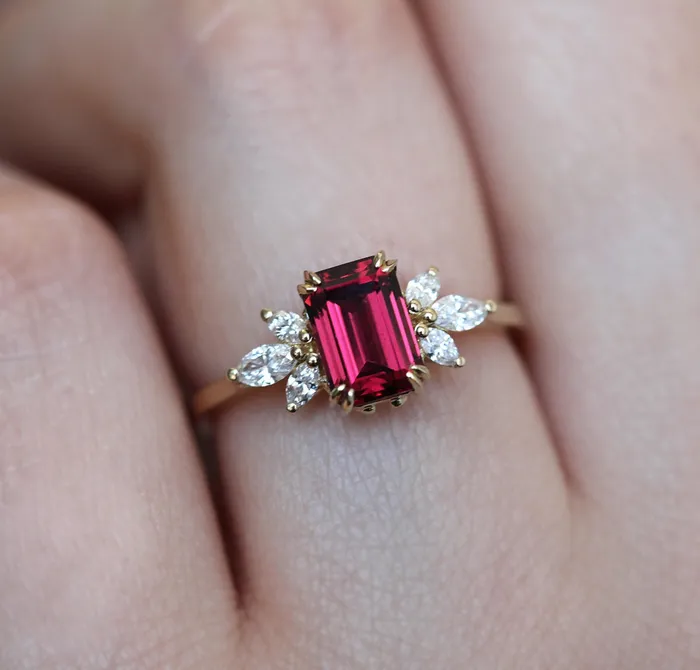 Rings Capucinne Janine Ring Garnet Ring with Diamond Clusters