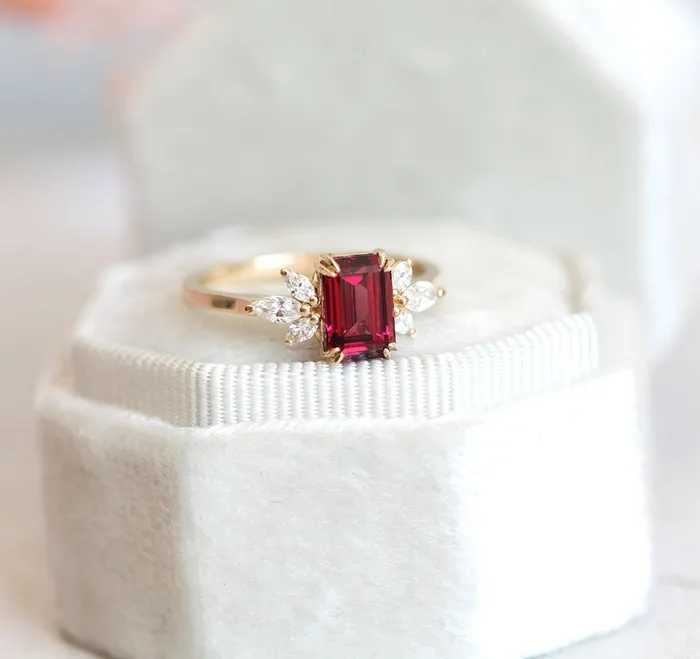 Rings Capucinne Janine Ring Garnet Ring with Diamond Clusters
