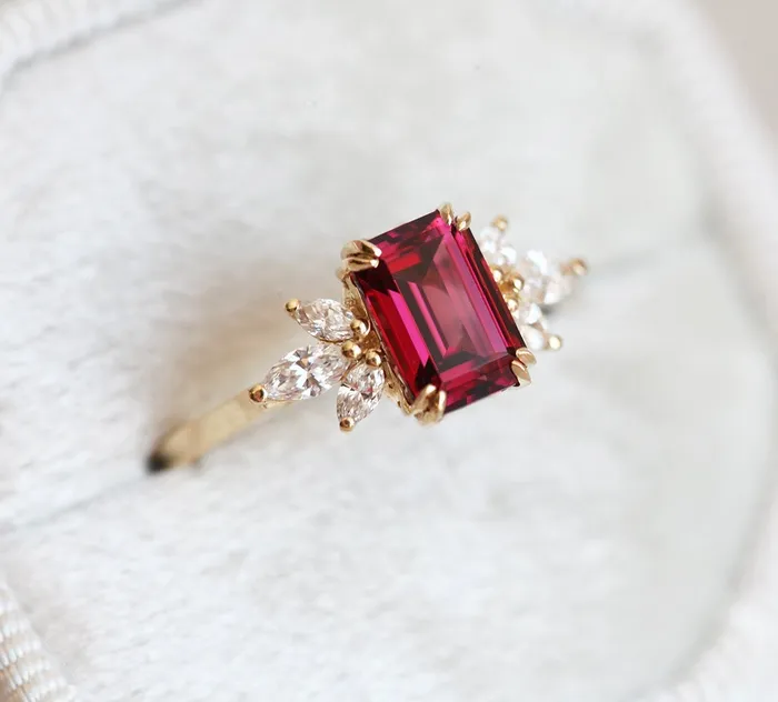 Rings Capucinne Janine Ring Garnet Ring with Diamond Clusters
