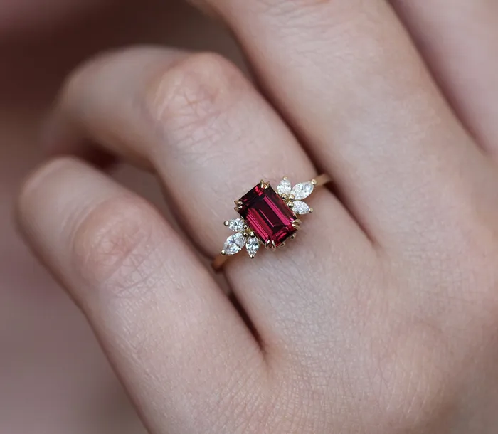 Rings Capucinne Janine Ring Garnet Ring with Diamond Clusters