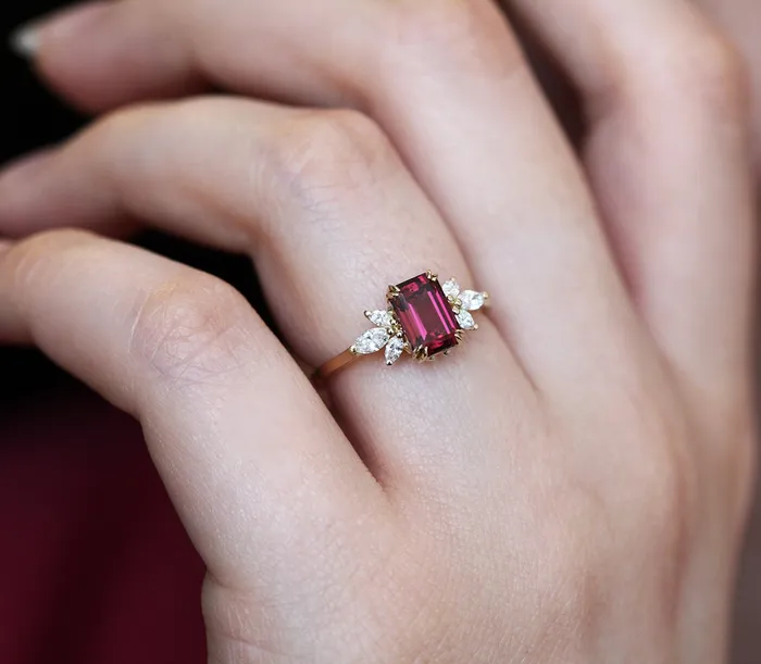 Rings Capucinne Janine Ring Garnet Ring with Diamond Clusters