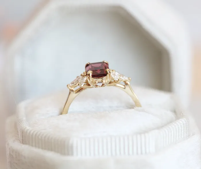 Rings Capucinne Janine Ring Garnet Ring with Diamond Clusters