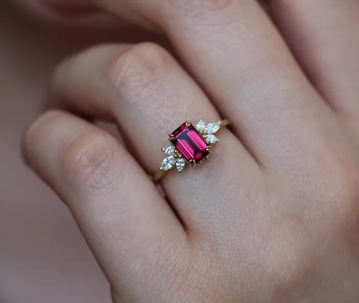 Rings Capucinne Janine Ring Garnet Ring with Diamond Clusters